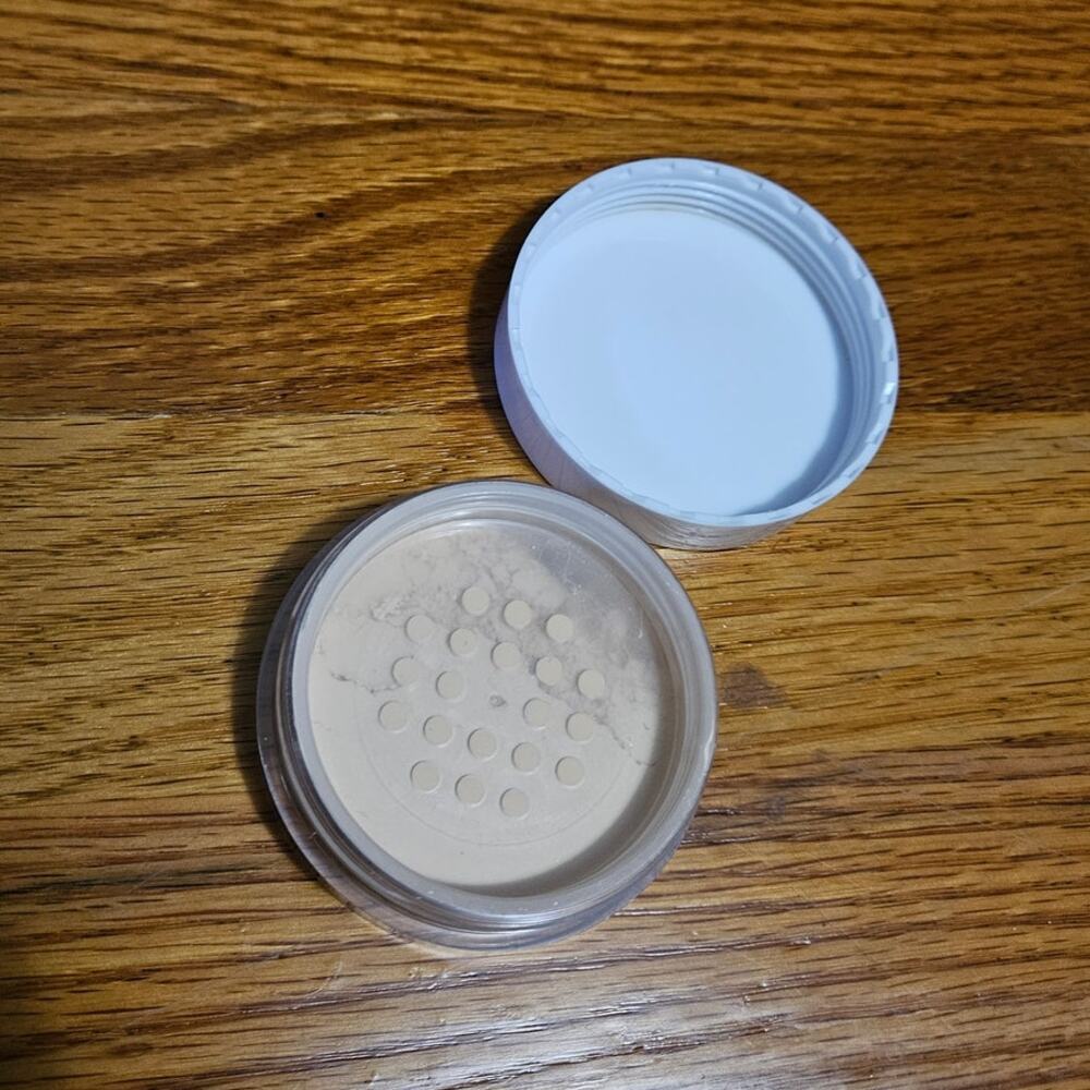 Rachel Couture Translucent Powder MEDIUM - Picture 4 of 5